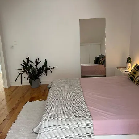 Sunny Urban Retreat With Private Terrace In Campo De Ourique Апартаменты