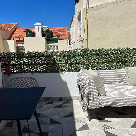 Апартаменты Sunny Urban Retreat With Private Terrace In Campo De Ourique Bicas