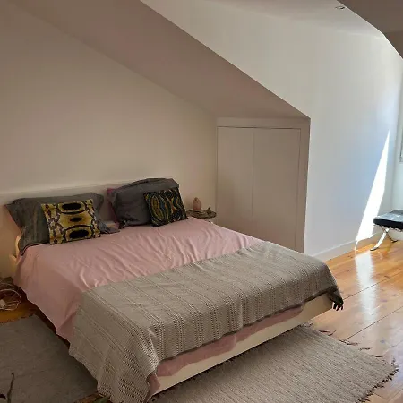 Апартаменты Sunny Urban Retreat With Private Terrace In Campo De Ourique