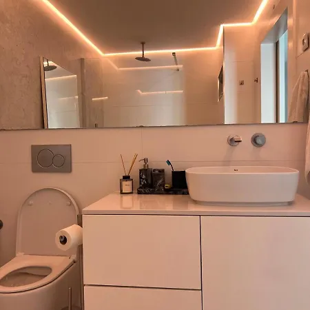 Sunny Urban Retreat With Private Terrace In Campo De Ourique Bicas